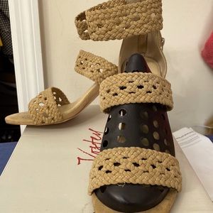 Cute nude sandal with heels! Perfect for about out on the town!